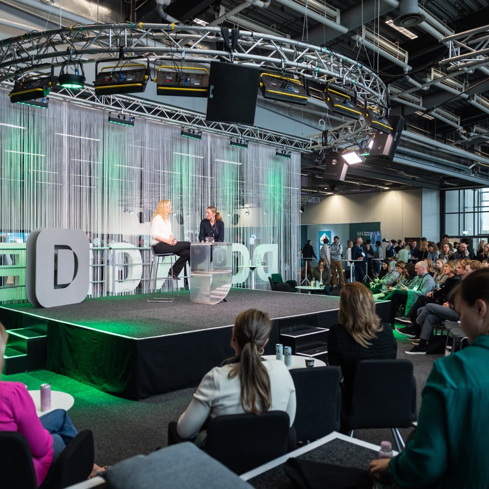 En grupp människor som sitter framför en scen.