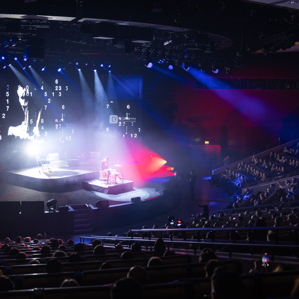 En scen med många lampor på.