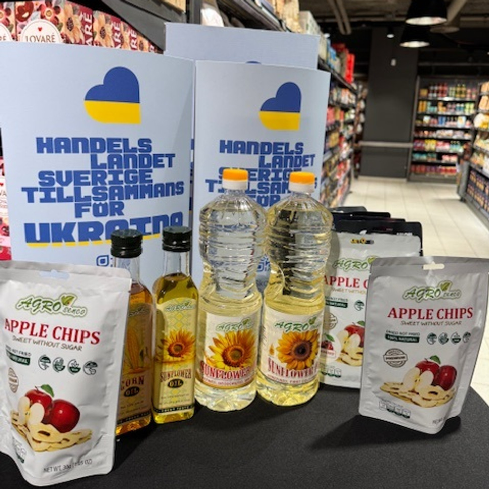 En display i en butik fylld med massor av flaskor med vätska.