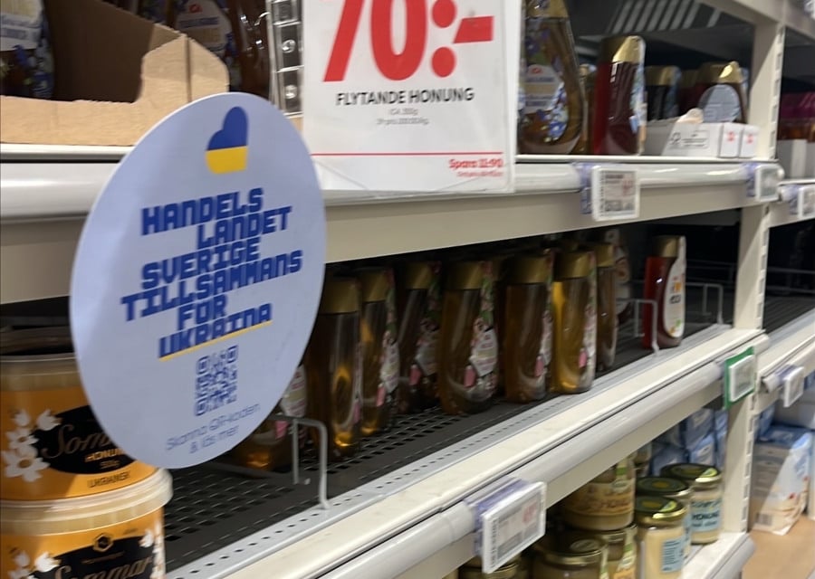 En butikshylla fylld med massor av burkar med mat.