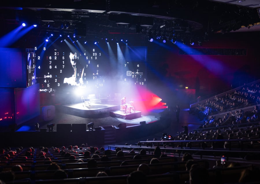 En scen med många lampor på.