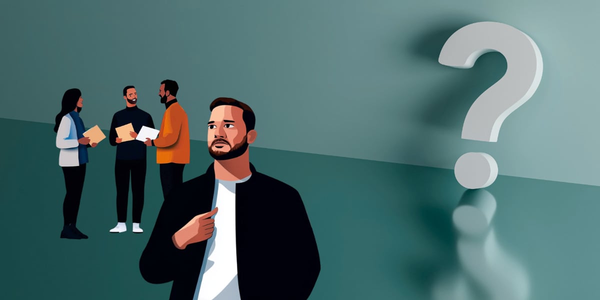 En man som står framför en grupp människor.