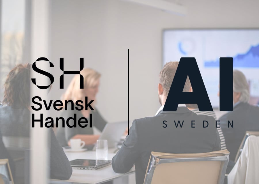 En grupp människor som sitter runt ett bord.