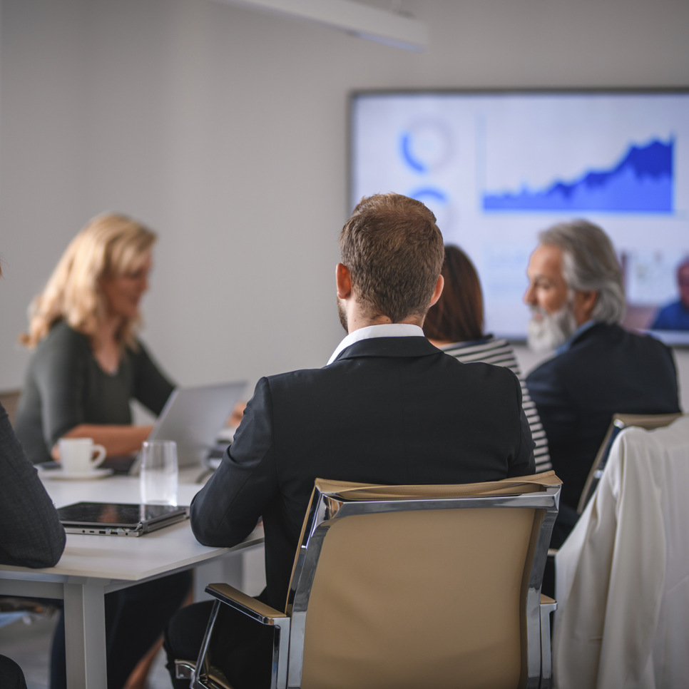 En grupp människor som sitter runt ett bord.