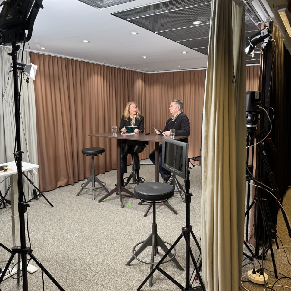 Några personer som sitter vid ett bord i ett rum.