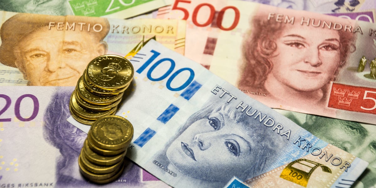 En hög med pengar som ligger på en hög med mynt.