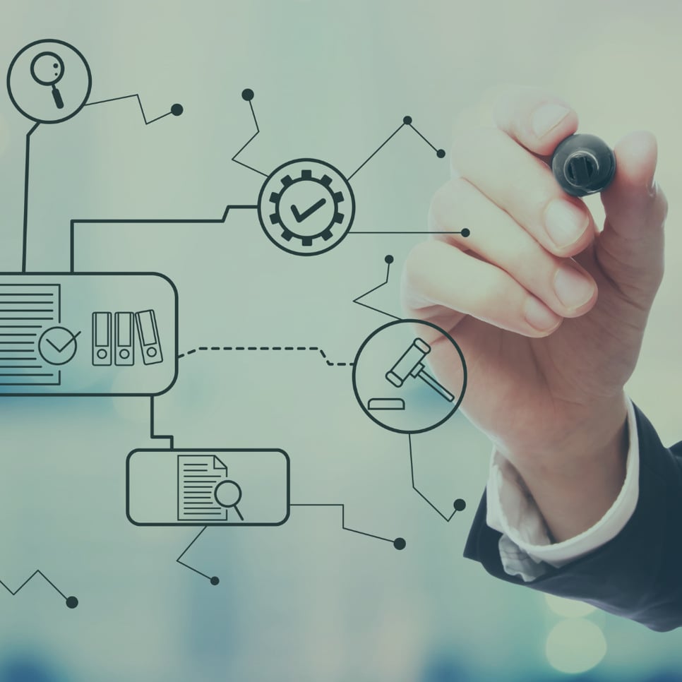 En man i kostym skriver på en skärm.