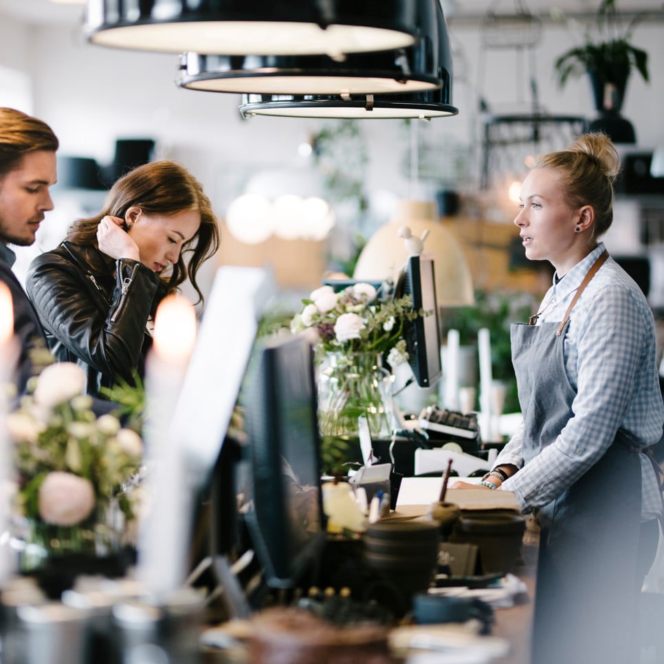 Några personer som står framför en dator.