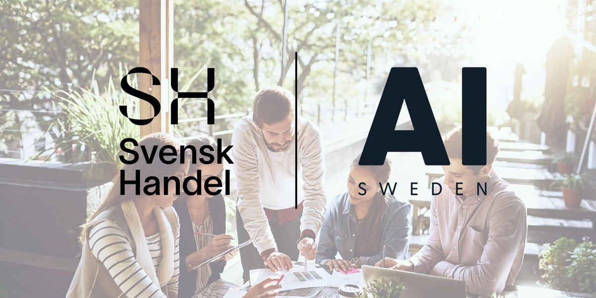 En grupp människor som sitter runt ett bord.