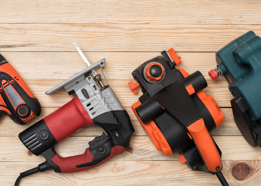 En grupp verktyg som sitter på ett trägolv.