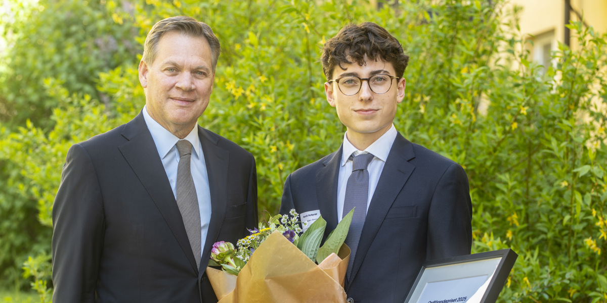 N&aring;gra m&auml;n som st&aring;r bredvid varandra.