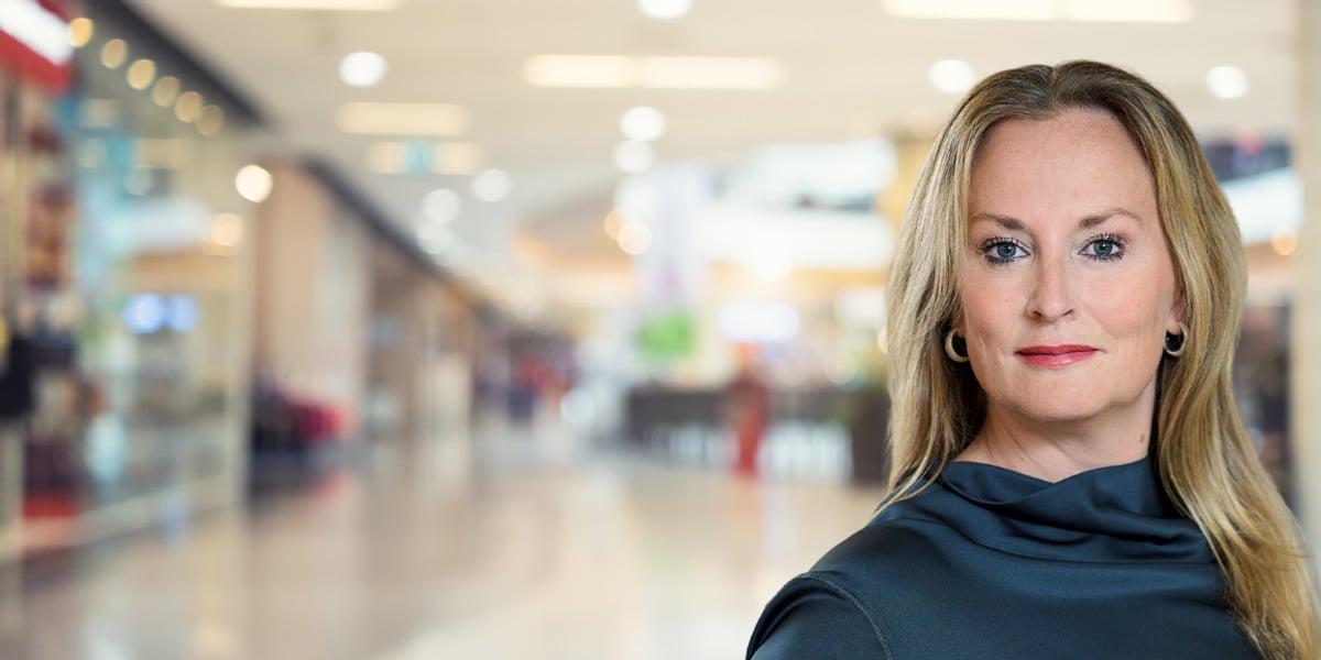 Maria Mikkonen i en butik