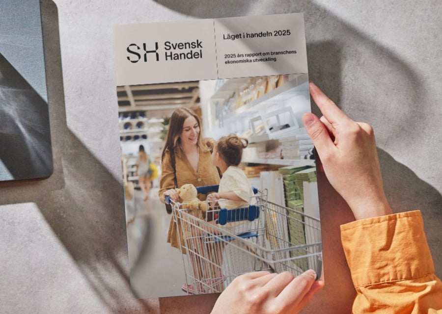 En person som håller en kundvagn i handen.