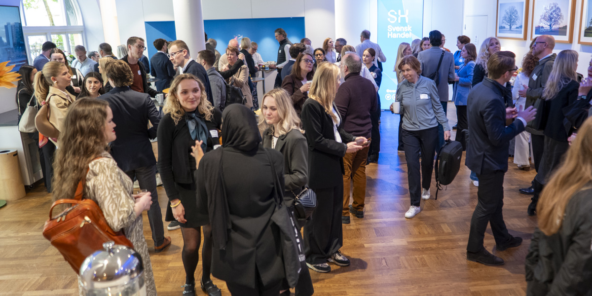 En stor grupp människor som står i ett rum.