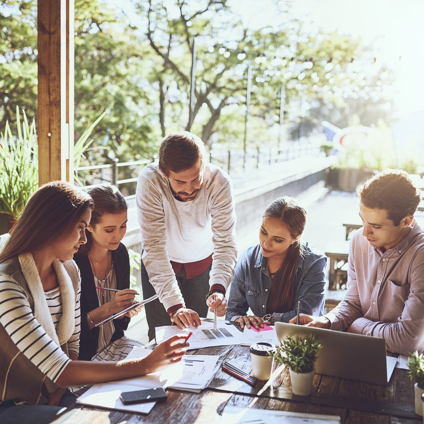 En grupp människor som sitter runt ett bord.