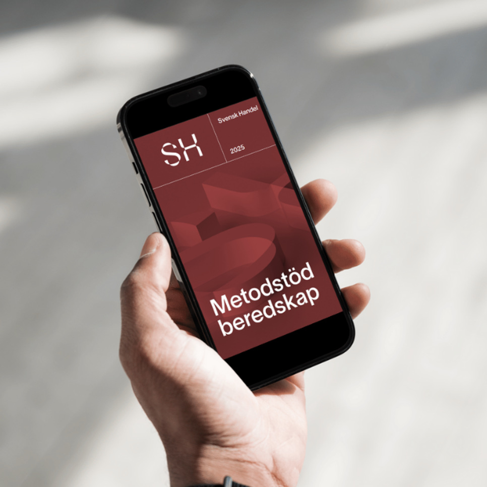 En person som håller en mobiltelefon i handen.