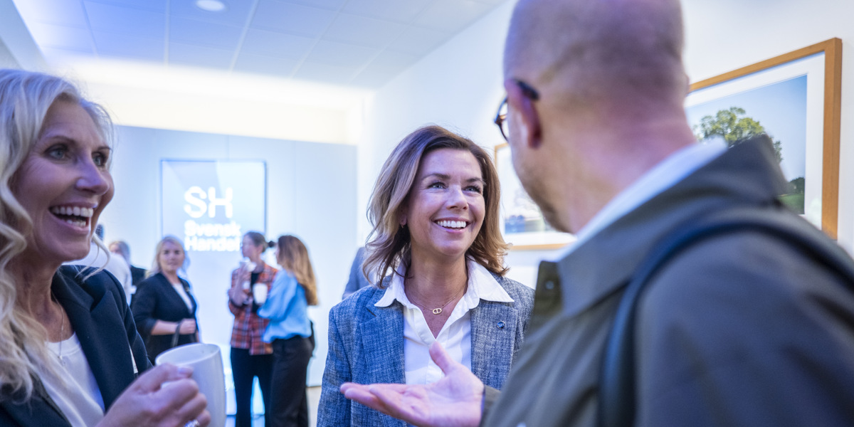 En grupp människor som står och pratar med varandra.