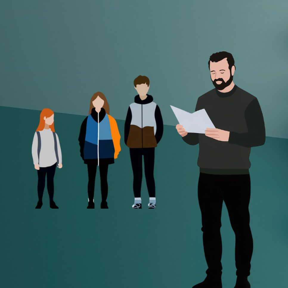 En man som står framför en grupp människor.