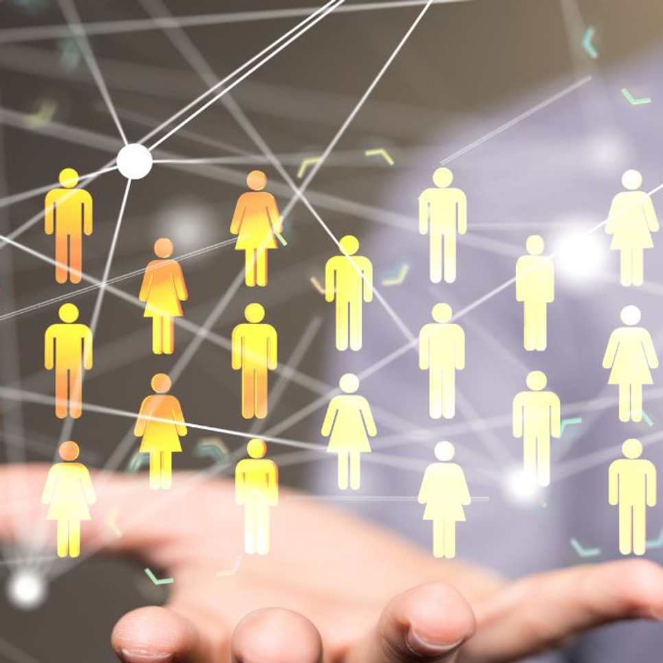 En person som sträcker ut sin hand till ett nätverk av människor.