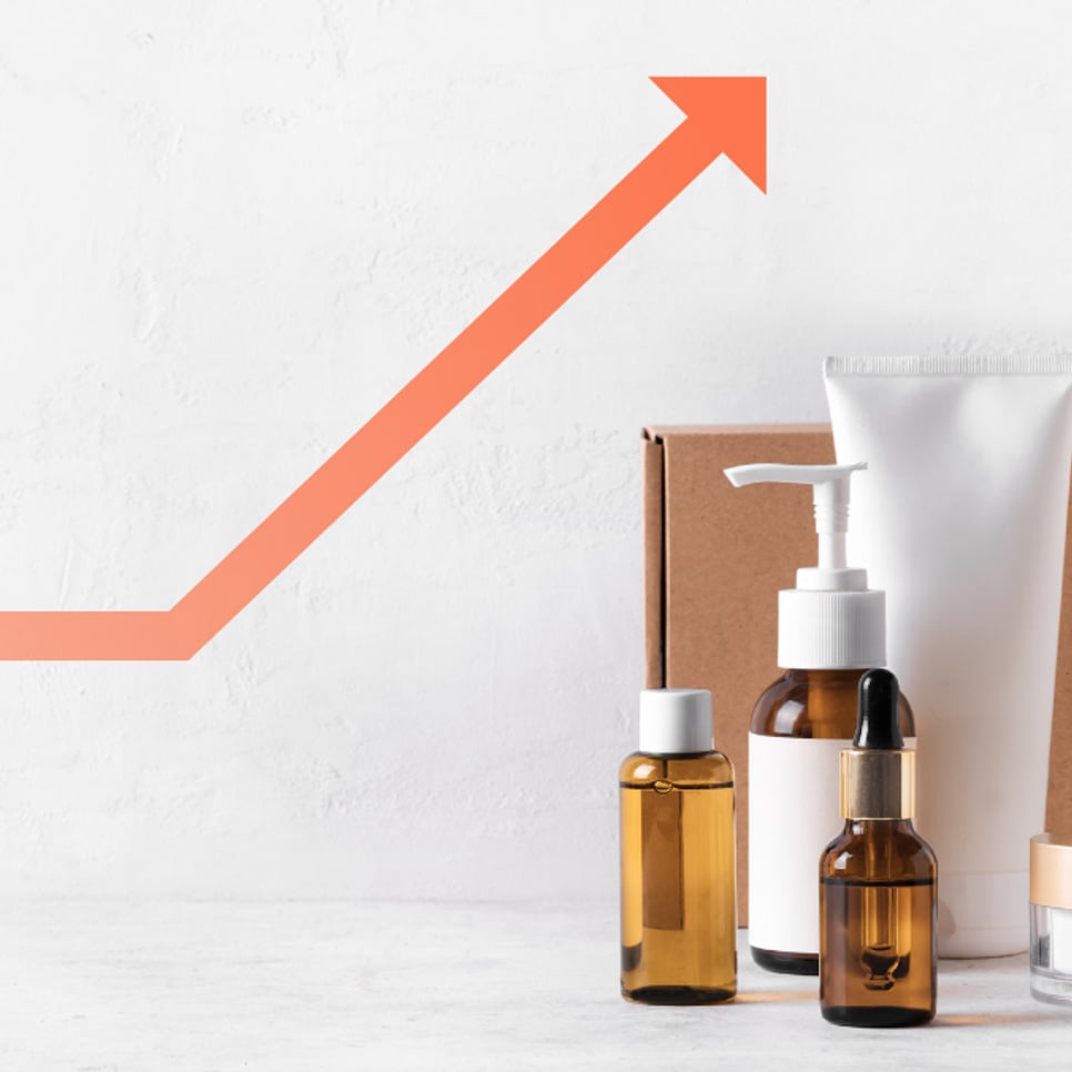 En flaska med lotion, lotion och lotion på ett bord.