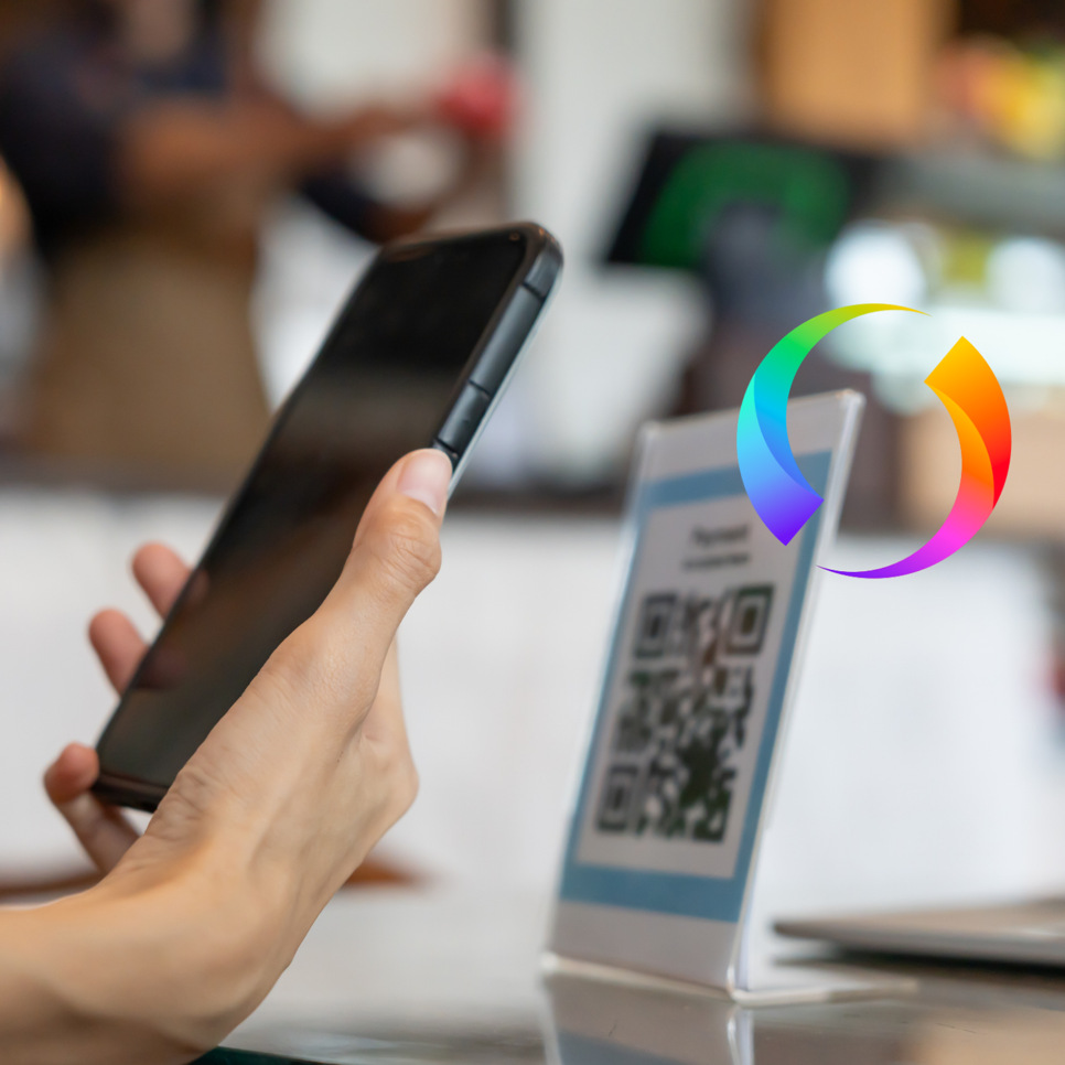 En person som håller en mobiltelefon i handen.