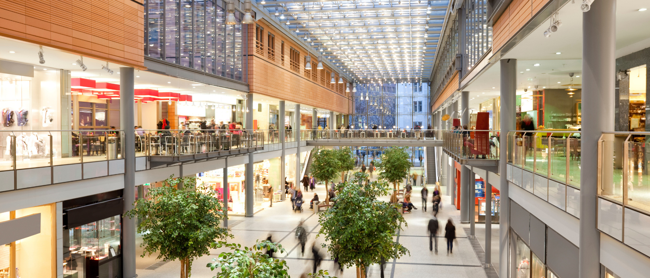 Ett köpcentrum med massor av människor som går omkring.