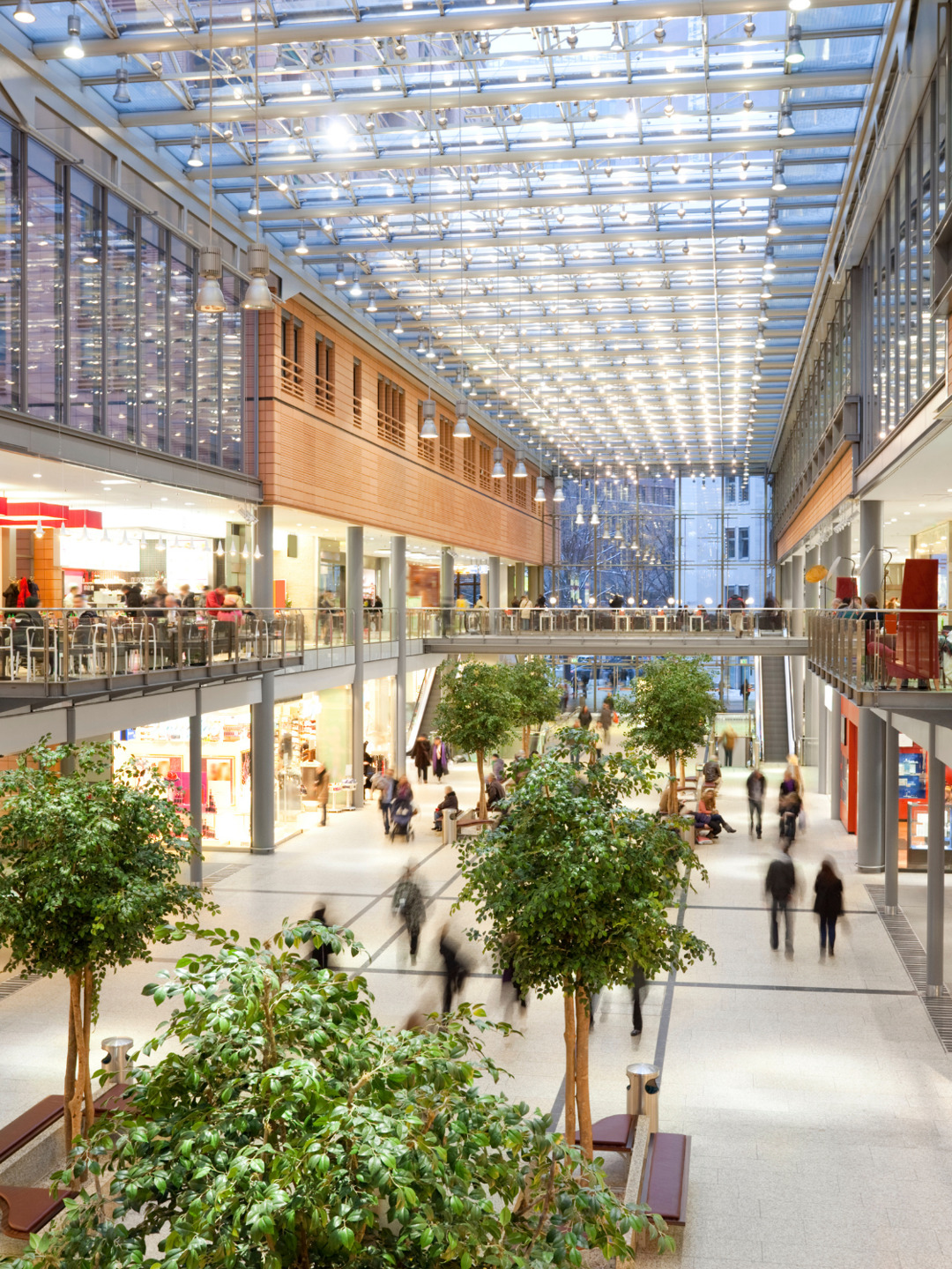 Ett köpcentrum med massor av människor som går omkring.