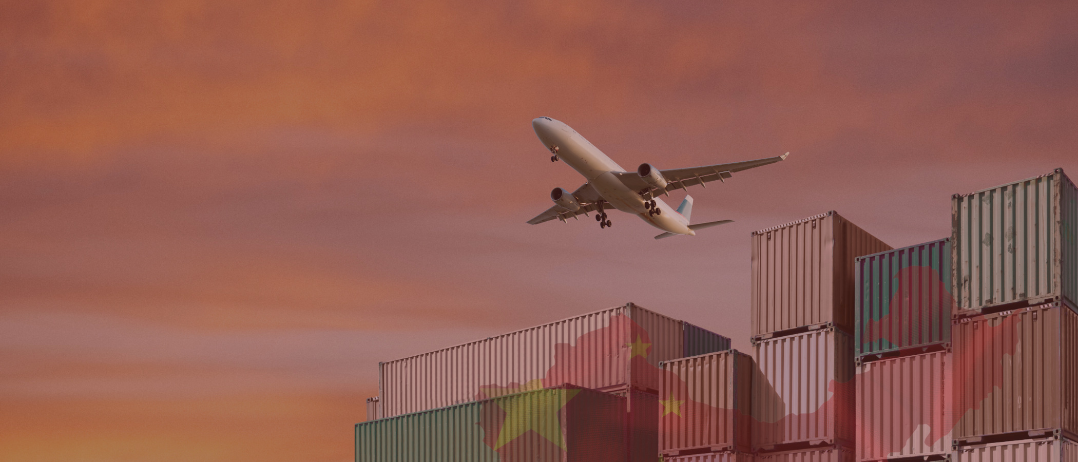 Flygplan flyger över flera containrar