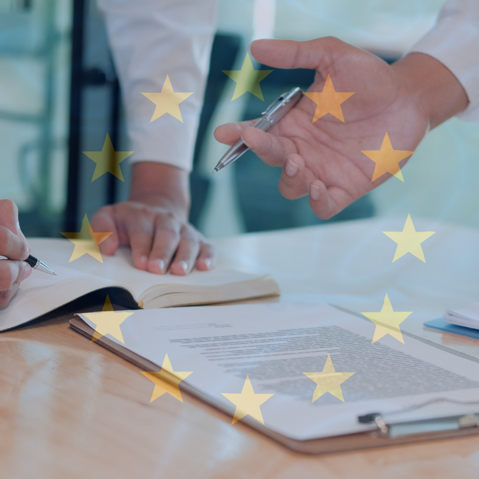 Några personer som sitter vid ett bord.