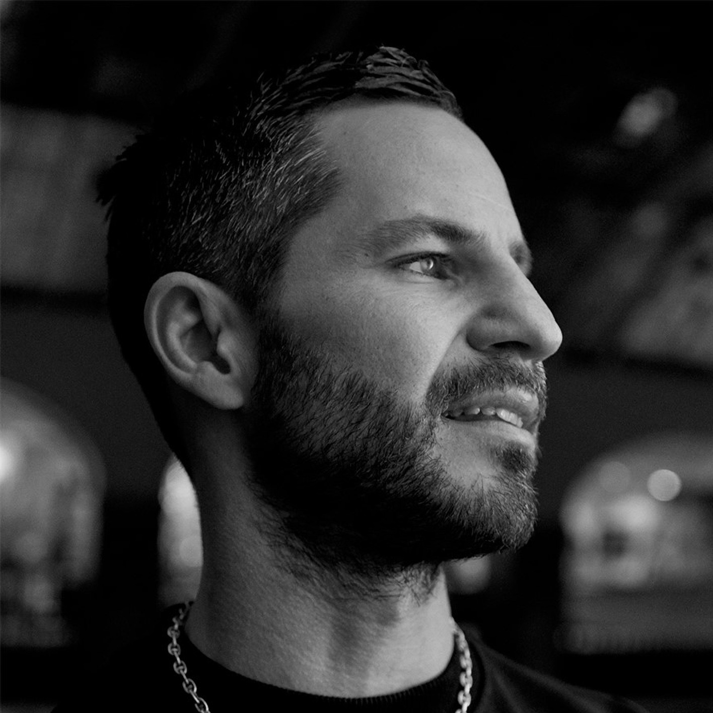 Ett svartvitt foto av en man med händerna ihop.