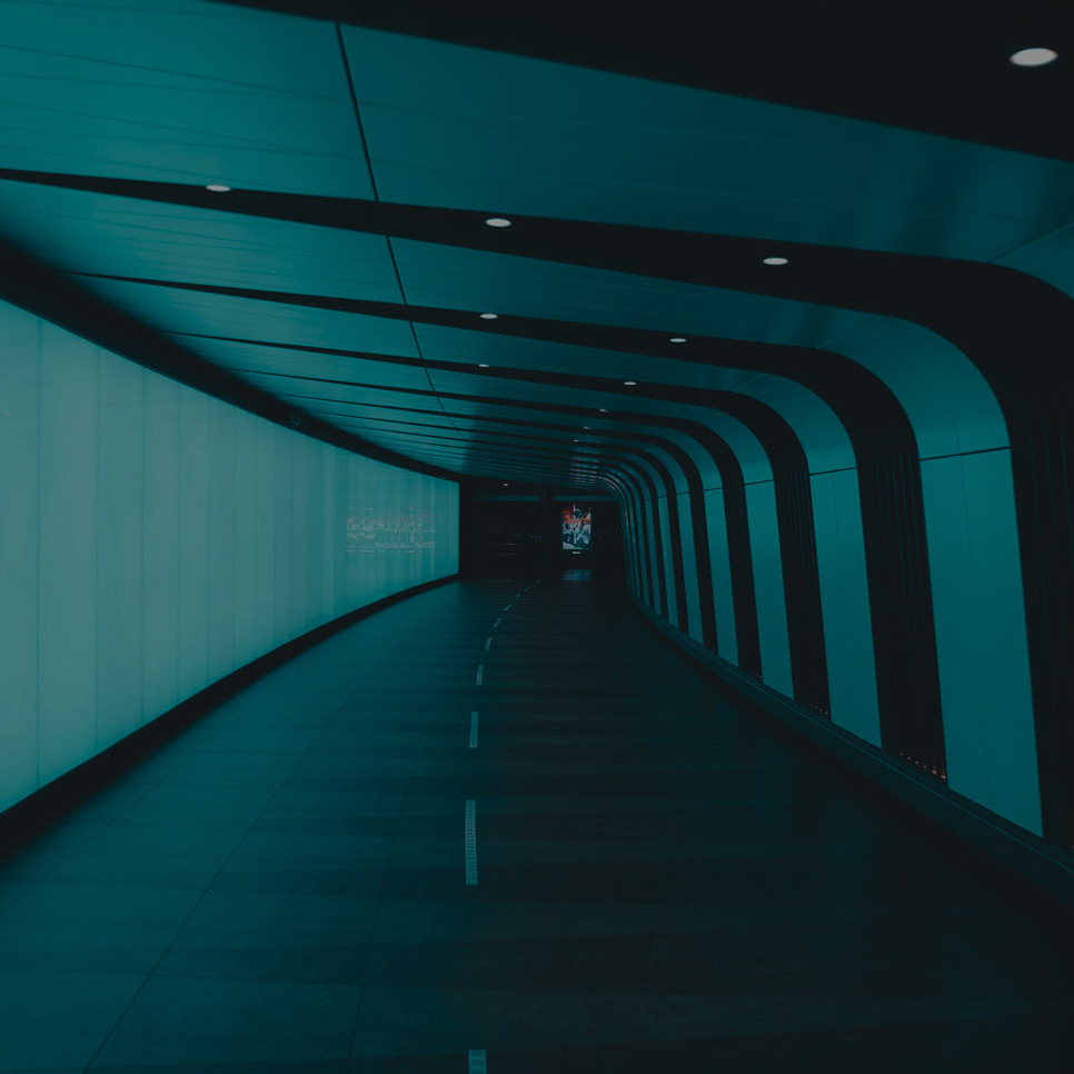 En lång tunnel med en klocka på sidan av den.