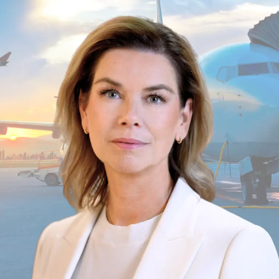 En kvinna som står framför ett flygplan.