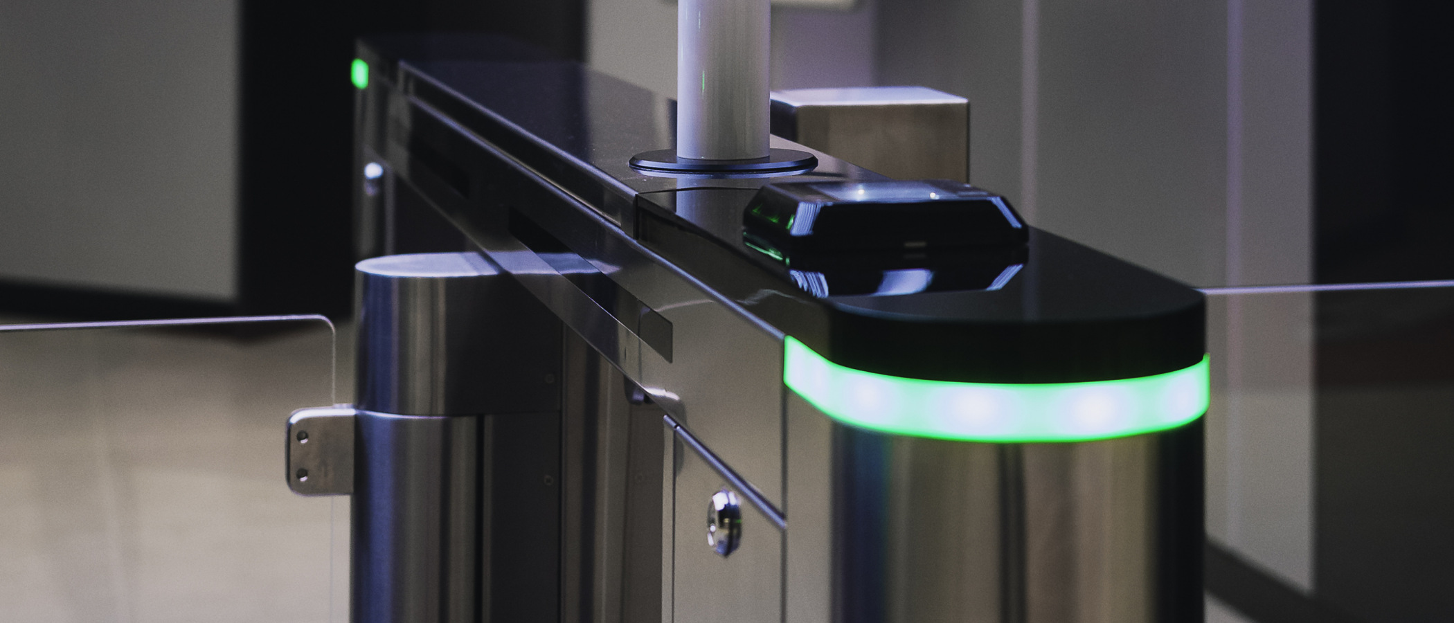 En datorskärm som sitter på ett metallbord.