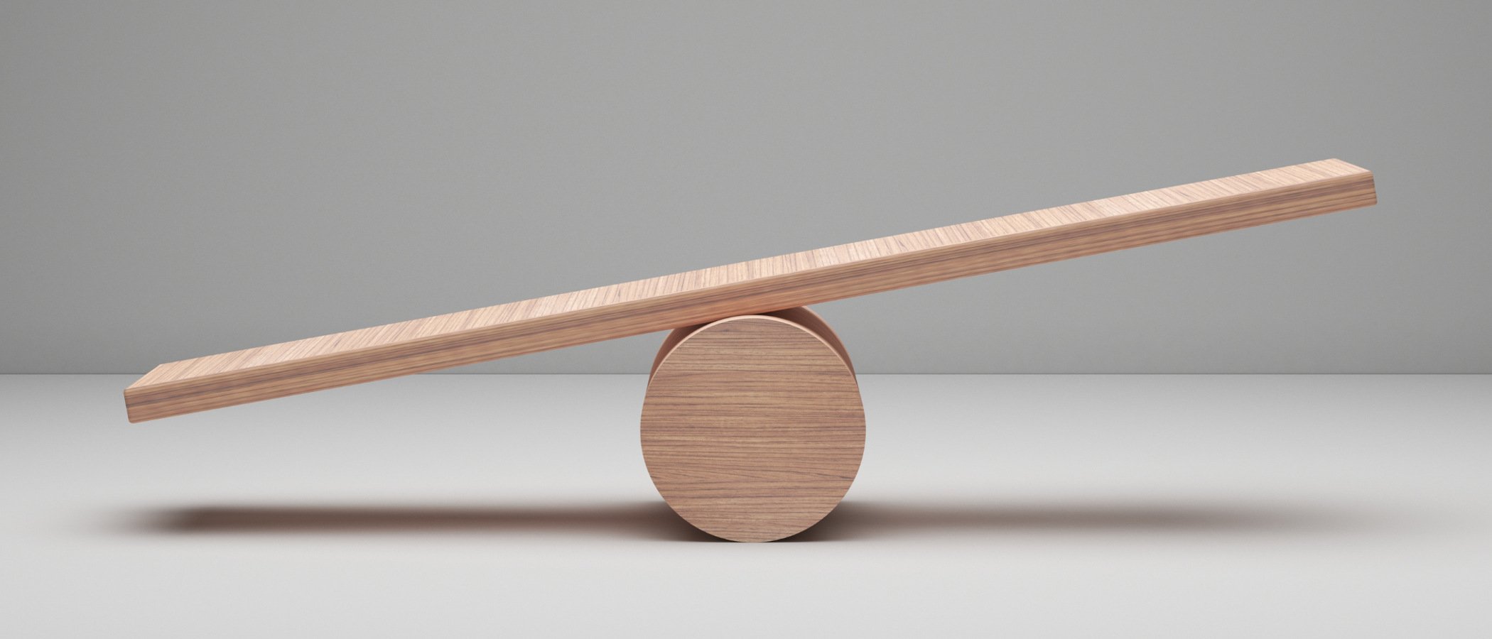 En balansvåg av trä på en vit yta.