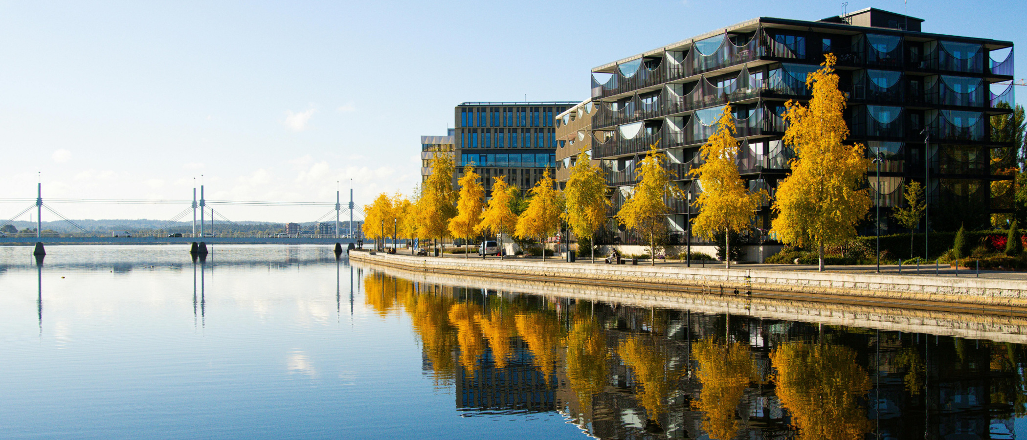 Ett vattendrag omgiven av höga byggnader.