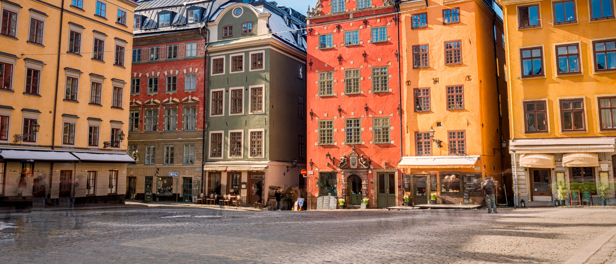 En grupp byggnader som ligger bredvid varandra.