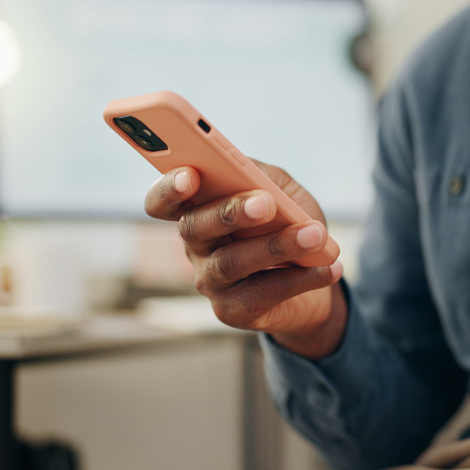 En man som håller en mobiltelefon i handen.