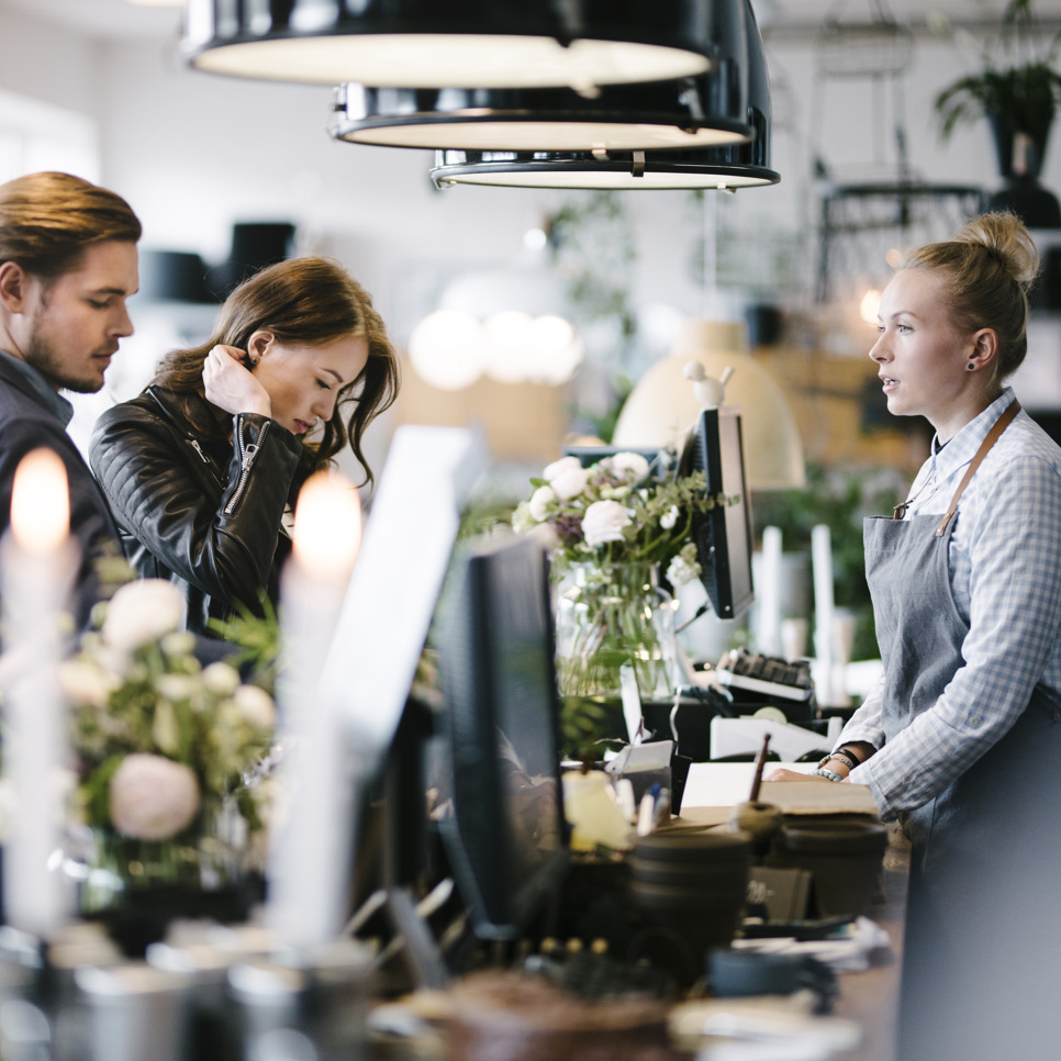 Några personer som står framför en dator.