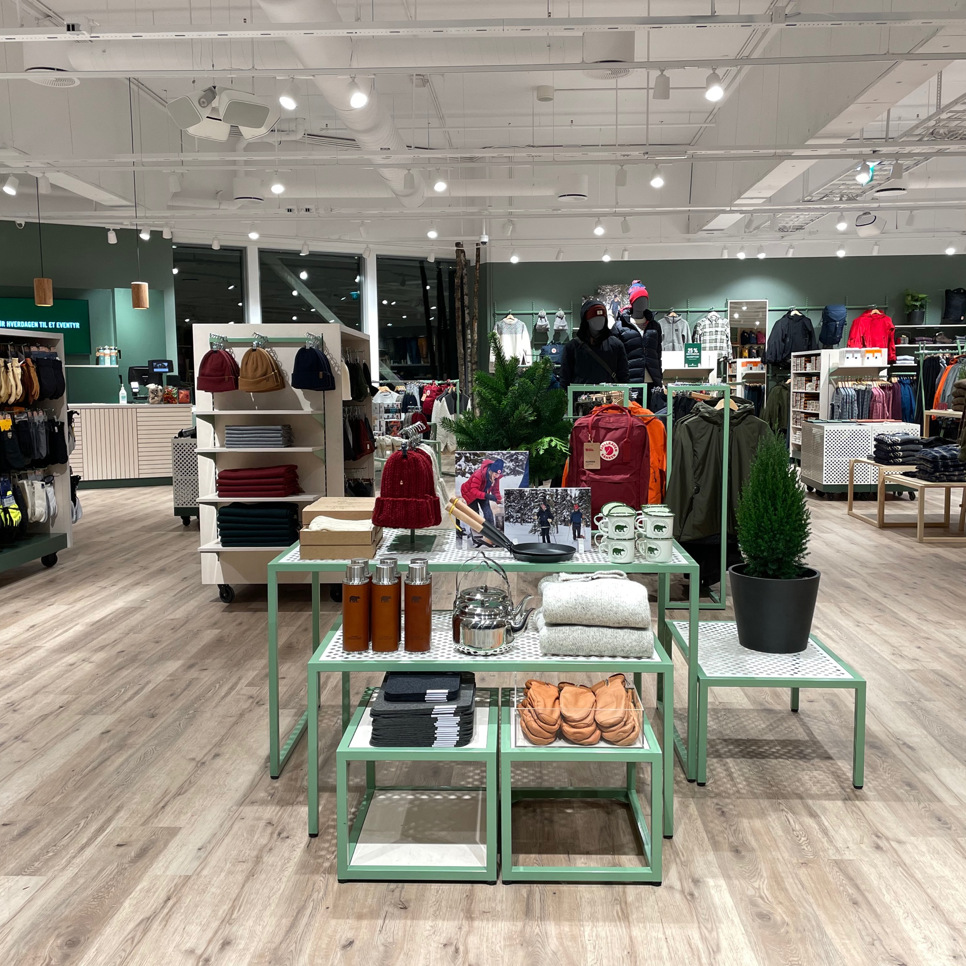 En butik fylld med massor av kläder och accessoarer.