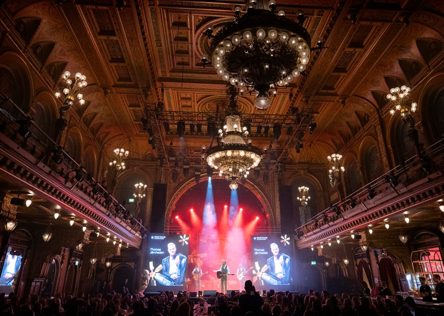 Uppträdande på scenen på Retail Awards