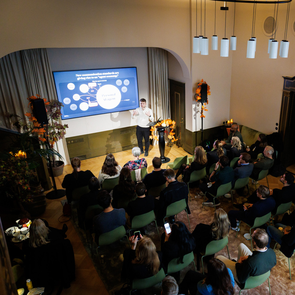 En grupp människor som sitter i stolar i ett rum.