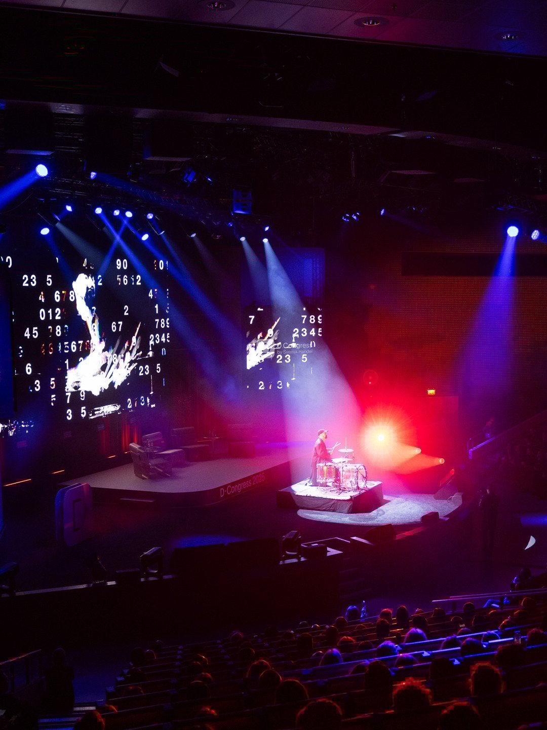 En scen med många lampor på.