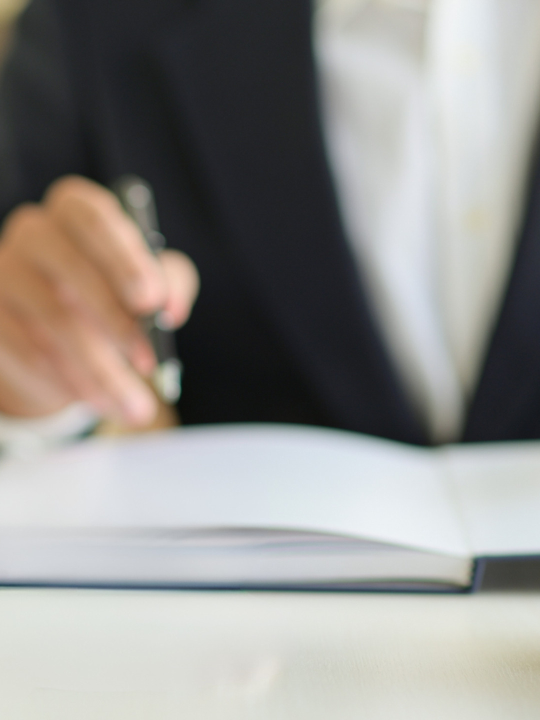person som skriver i bok