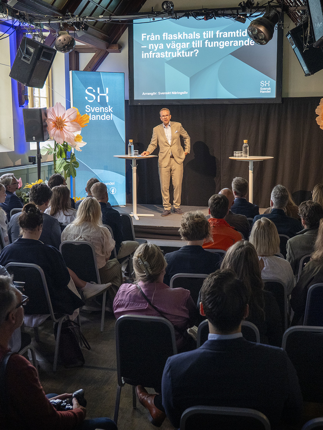 En man som håller en presentation för en grupp människor.