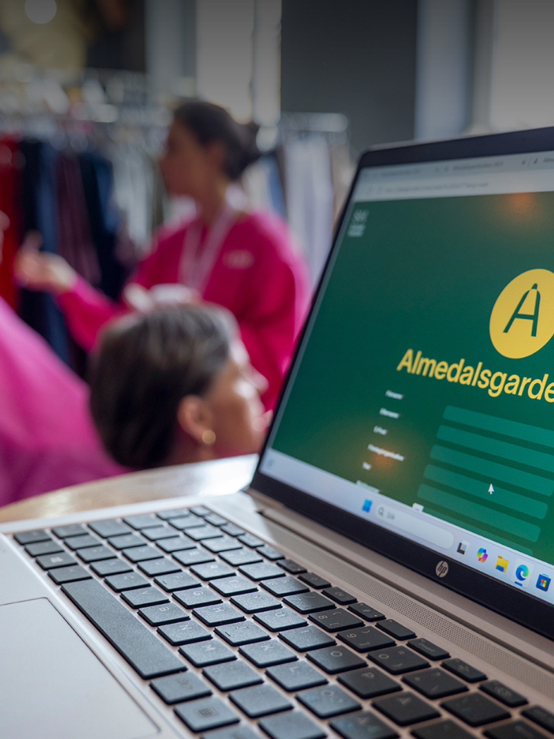 En öppen bärbar dator som sitter på toppen av ett bord.