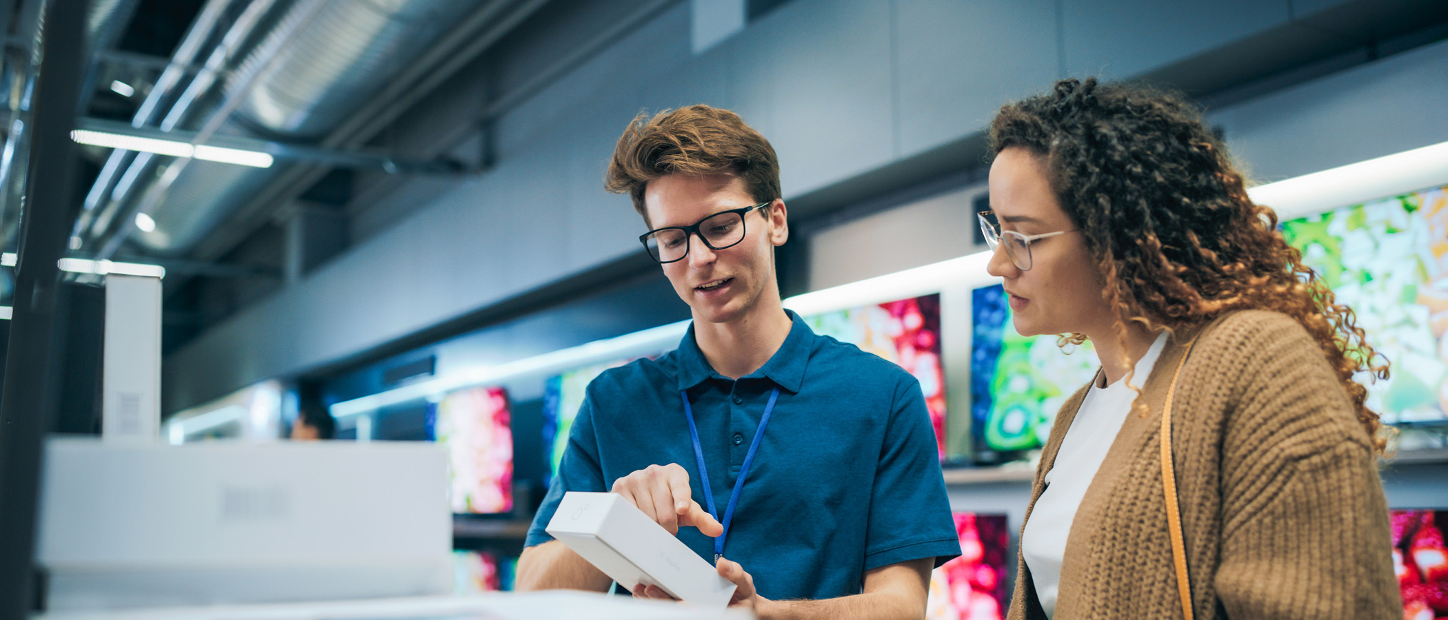 En man och en kvinna tittar på en låda.