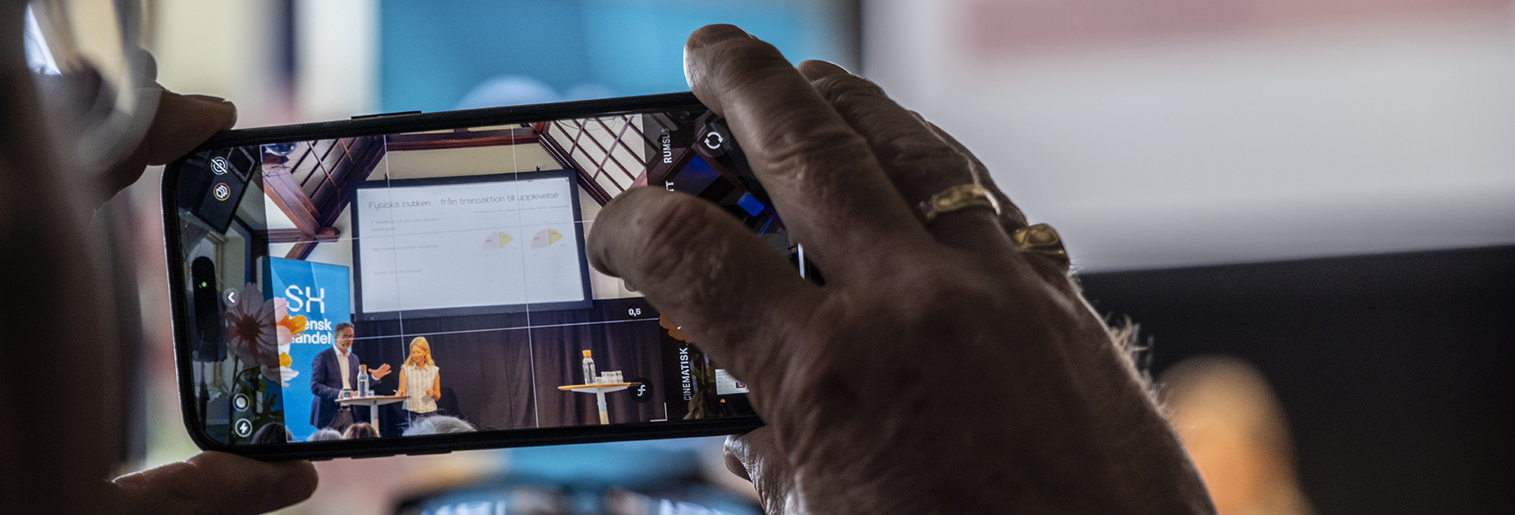 En person som tar en bild med en mobiltelefon.