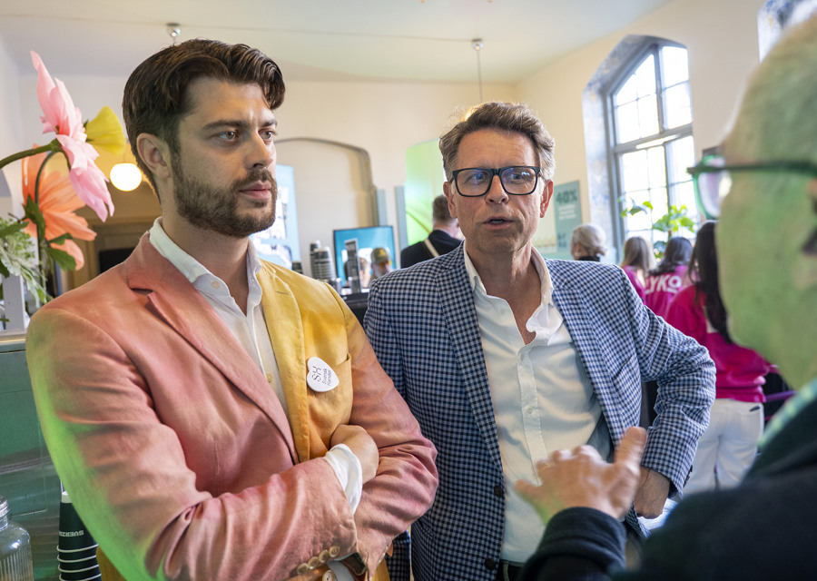 En grupp män som står bredvid varandra.