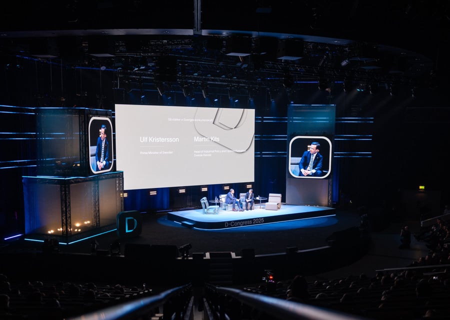 En scen som har en storbildsskärm på sig.