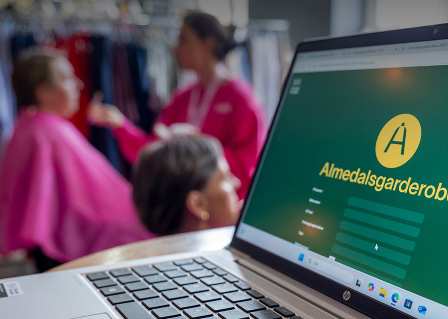 En öppen bärbar dator som sitter på toppen av ett bord.